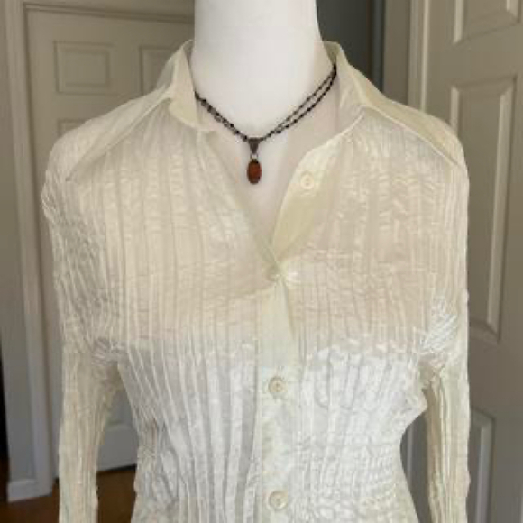 Vintage white cream ruffle crinkle long sleeve button up collared shirt - Picture 2 of 5